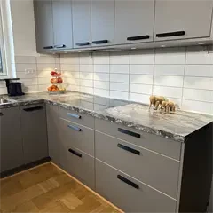 Trekroner køkkenlåger og fronter efter dine mål - grå beige højtrykslaminat med kant af træ  [Pris F]